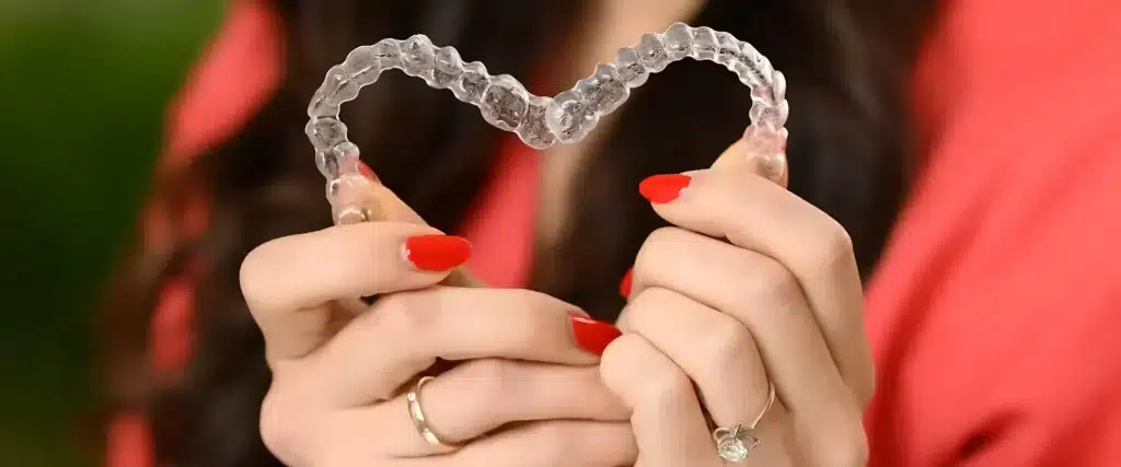 szívet formáló Invisalign sínpár